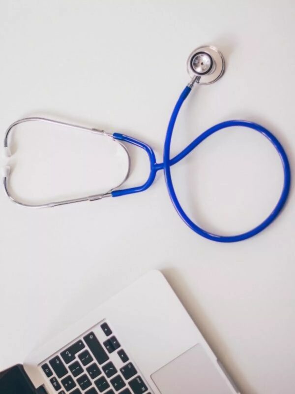 Un stetoscope et un ordinateur