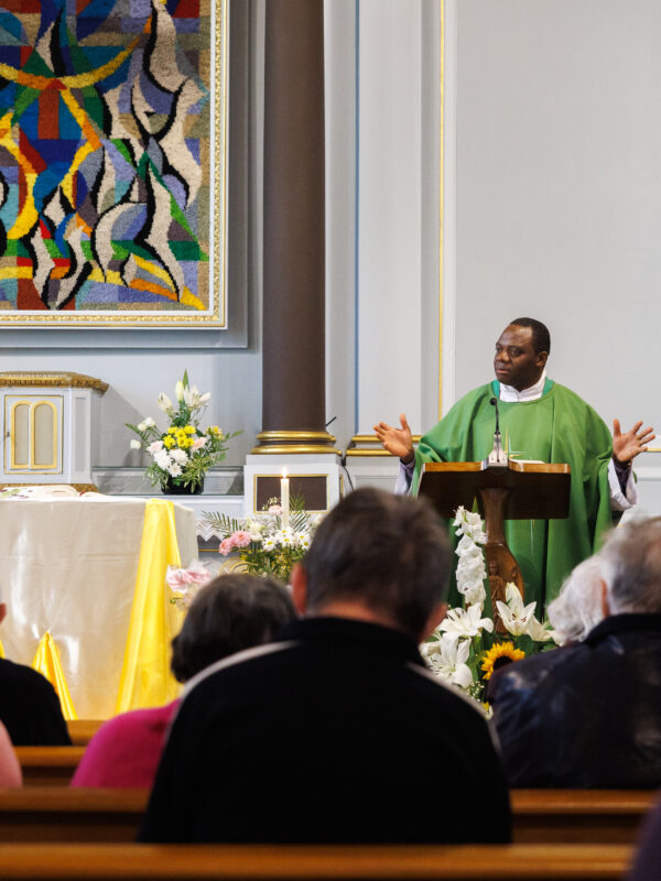 Une messe dans la chapelle de la Maison de Moncontour