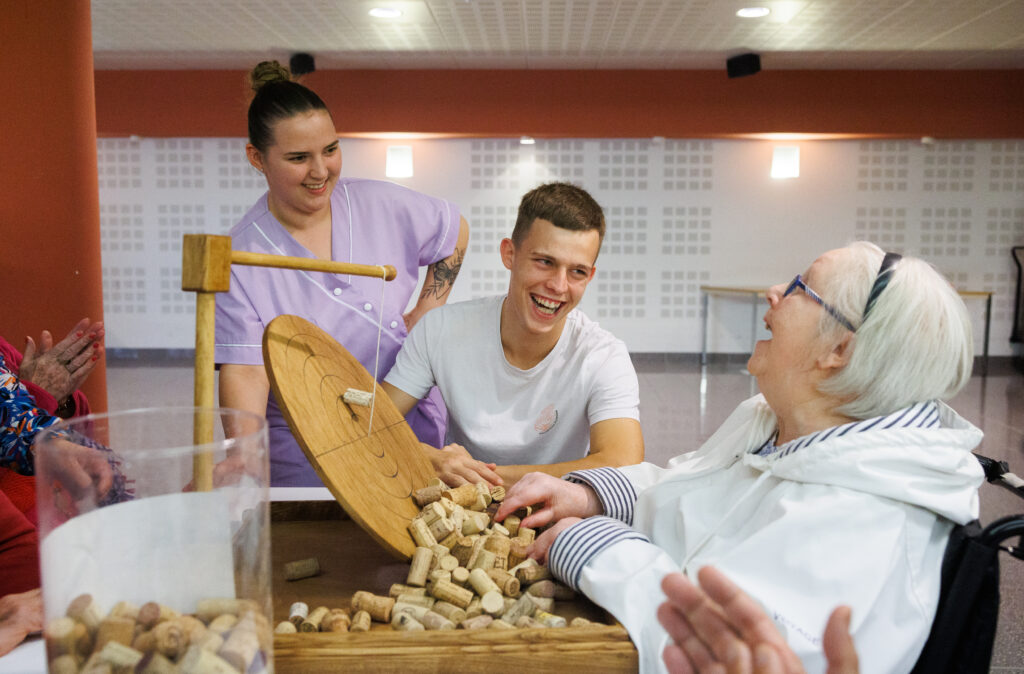 Une résidente et deux professionnels de la maison