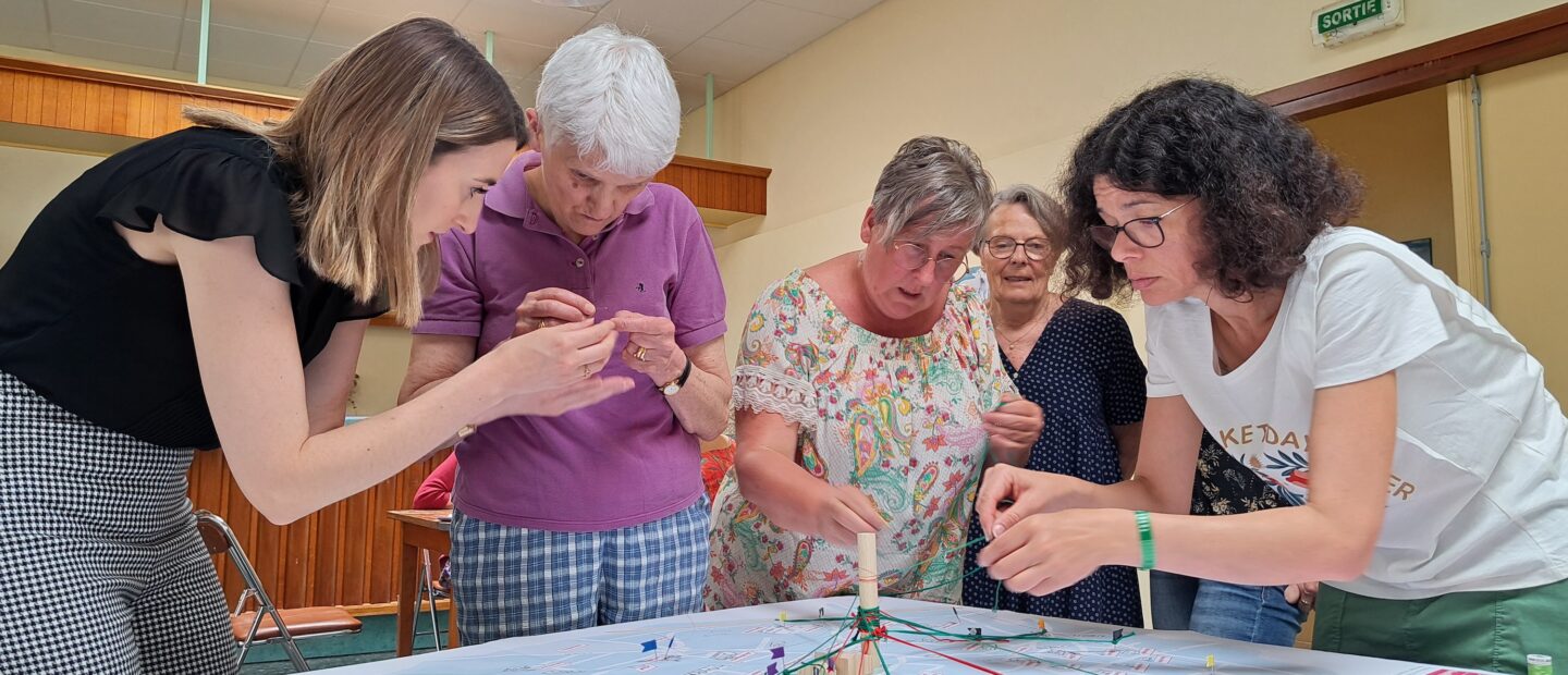 Des professionnels et residents de la Maison de Moncontour collaborant sur le sujet des transformations de l'établissement