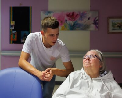 Un professionnel et une résidente échangeant un regard