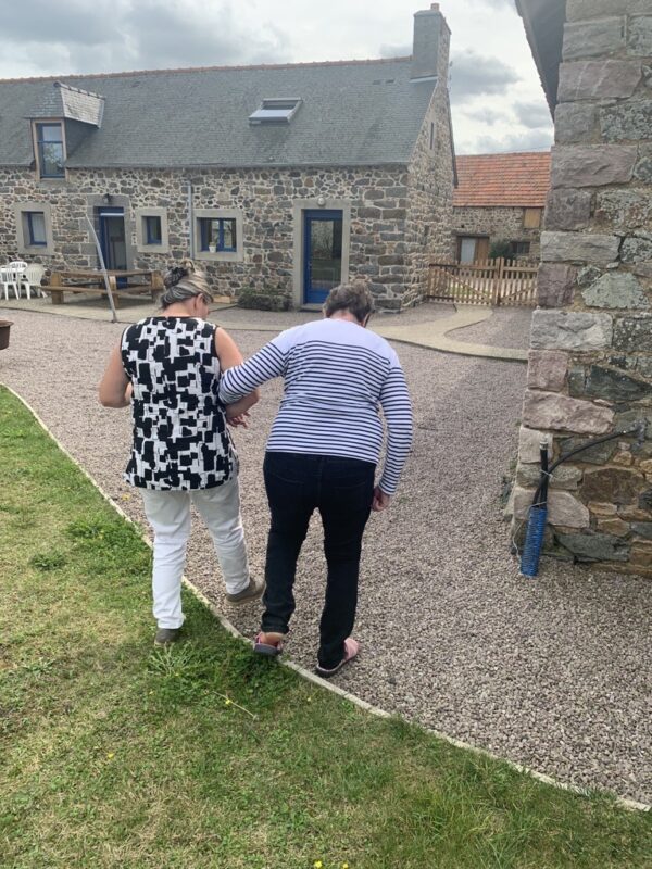 Une résidente et une professionnelle dans un gite lors d'un séjour immersif